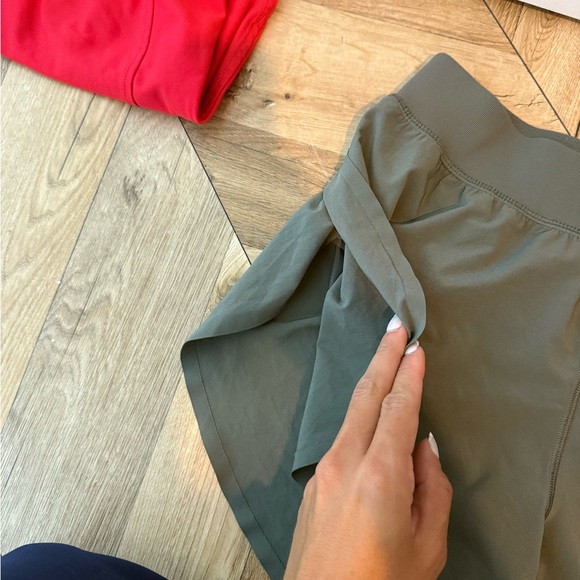 Feathery-Fit Soft Mid Rise Dolphin Lined Shorts 4'' - Picture 2 of 2